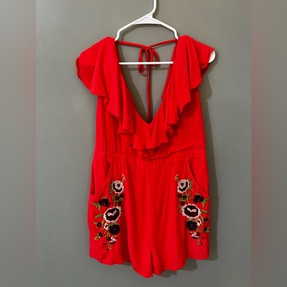 Chelsea & violet Coral
Embroidered Ruffle Romper size large boho vaca - Picture 2 of 9